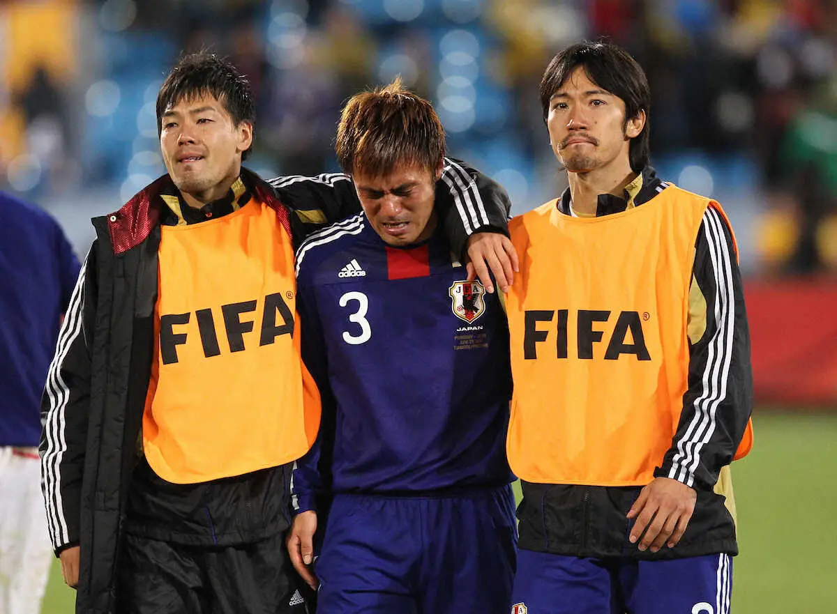 10年サッカーW杯南アフリカ大会、パラグアイ戦でPK失敗した駒野（中）をなぐさめながら引き揚げるMF松井（左）と阿部
