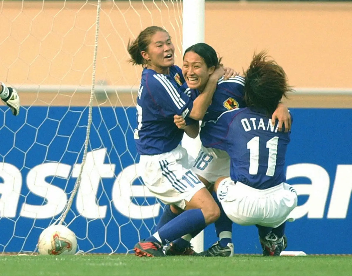 2003年、日本代表時代の丸山桂里奈。左は澤穂希