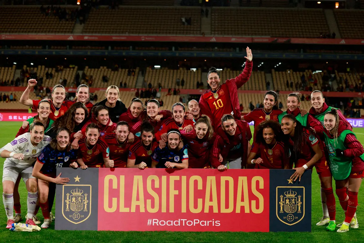 ＜女子欧州NL準決勝　スペイン・オランダ＞初の五輪出場を決め、記念撮影するスペイン代表イレブンら（ロイター）