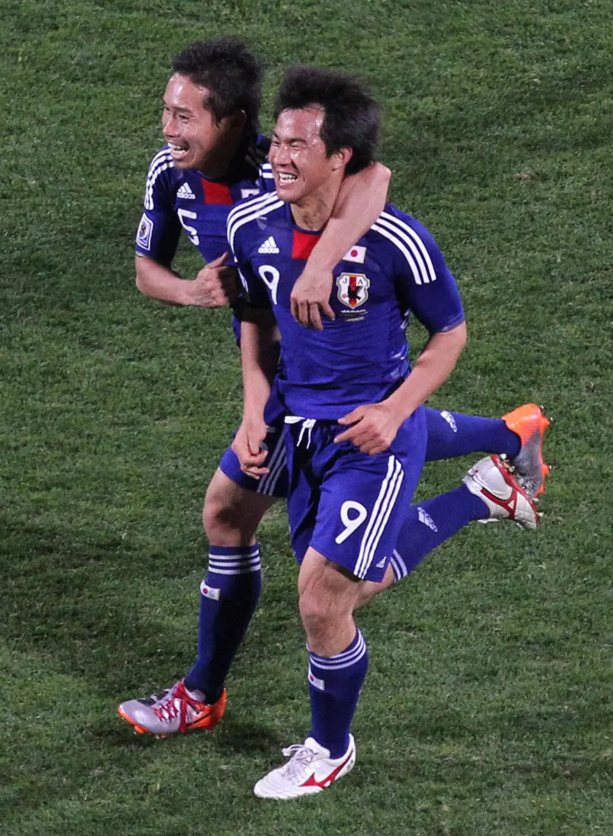 2010年6月、W杯南アフリカ大会1次リーグのデンマーク戦の後半42分、チーム3点目を決め、DF長友佑都（左）に祝福される岡崎慎司
