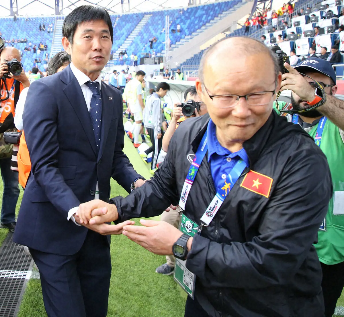 19年アジア杯準々決勝、日本代表の森保監督（左）と握手を交わしたベトナム代表のパク・ハンソ監督