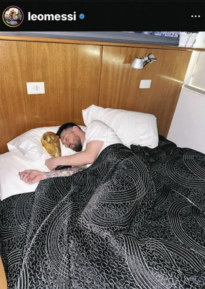 メッシ公式インスタグアラム（＠leomessi）から。22年W杯カタール大会後、優勝トロフィー抱いて眠る姿を公開した