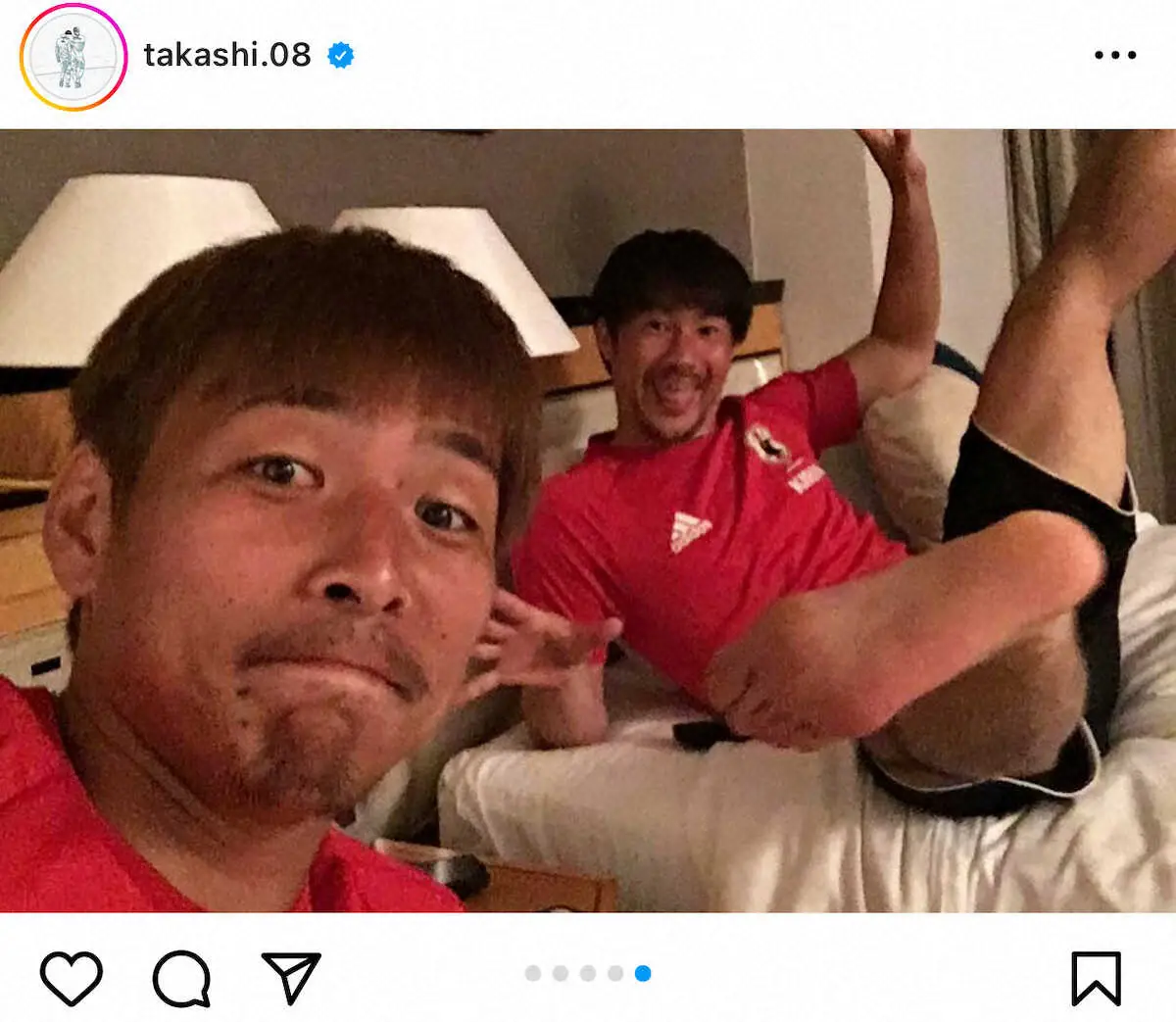 日本代表での岡崎との仲良し2ショット。乾貴士選手の公式インスタグラム（＠takashi.08）から