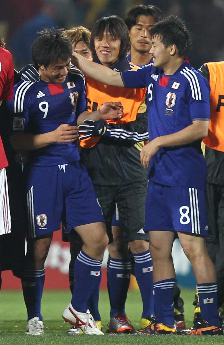 10年W杯南アフリカ大会のデンマーク戦で喜び合う岡崎（左）、中村俊輔氏（中央）