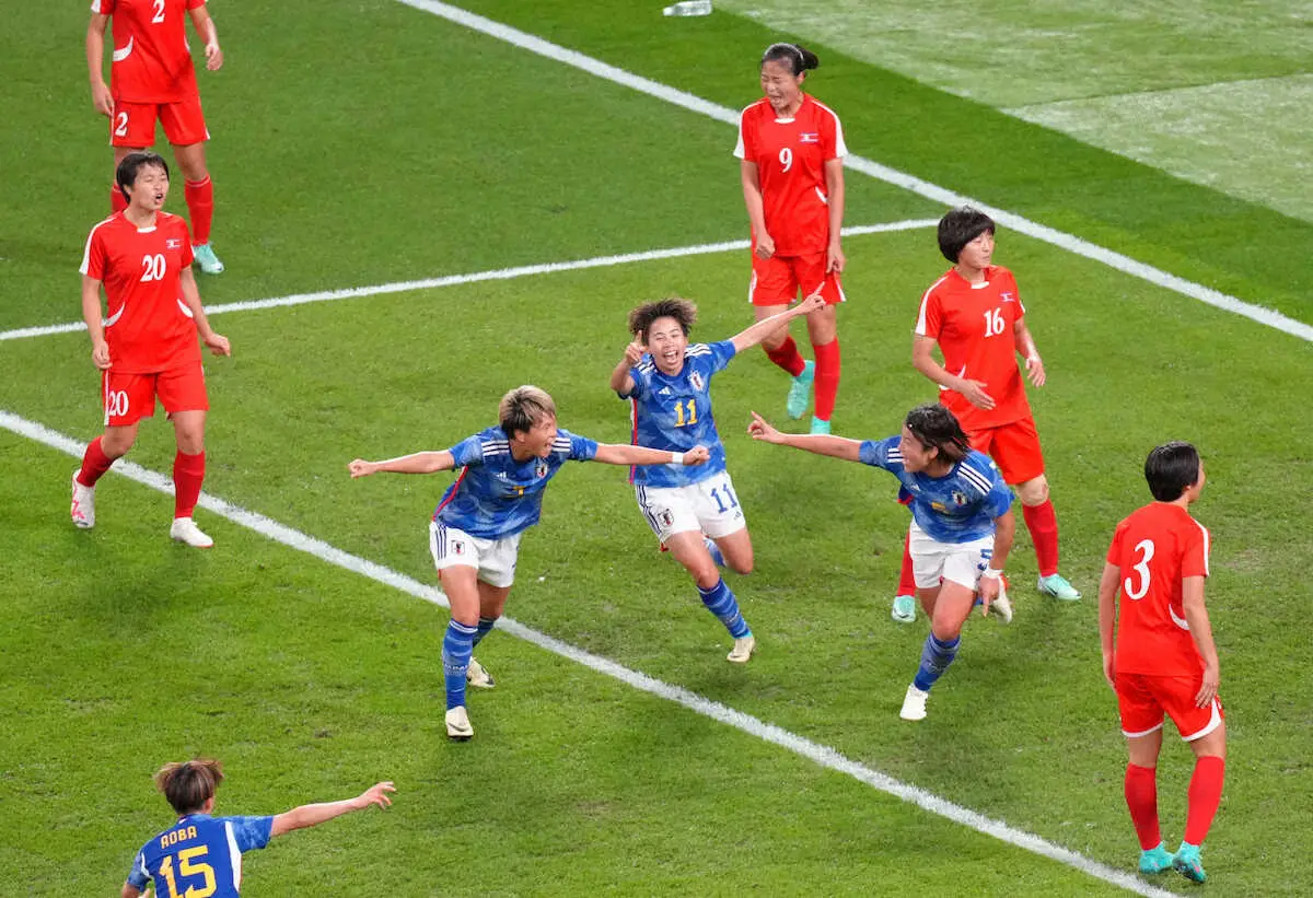 ＜日本・北朝鮮＞前半、高橋（右から3人目）の先制ゴールに歓喜の日本選手たちとがっくりの北朝鮮選手（撮影・木村　揚輔）