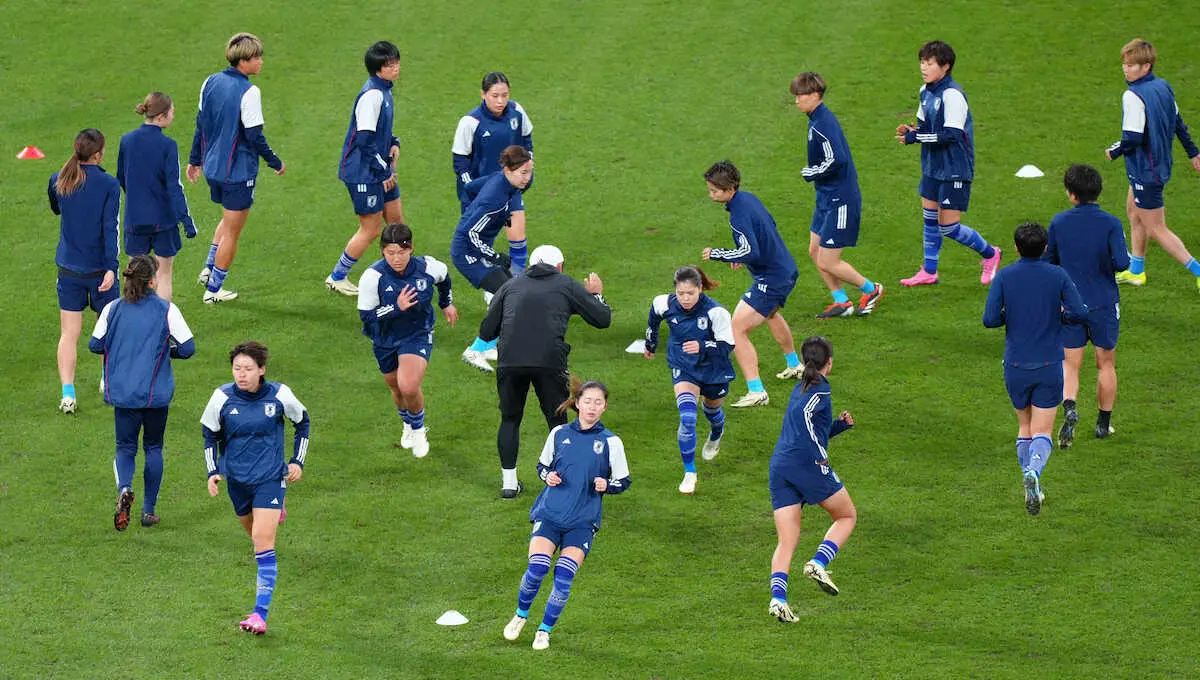 ＜サッカー女子　日本・北朝鮮＞ウオーミングアップする日本代表の選手たち（撮影・木村　揚輔）