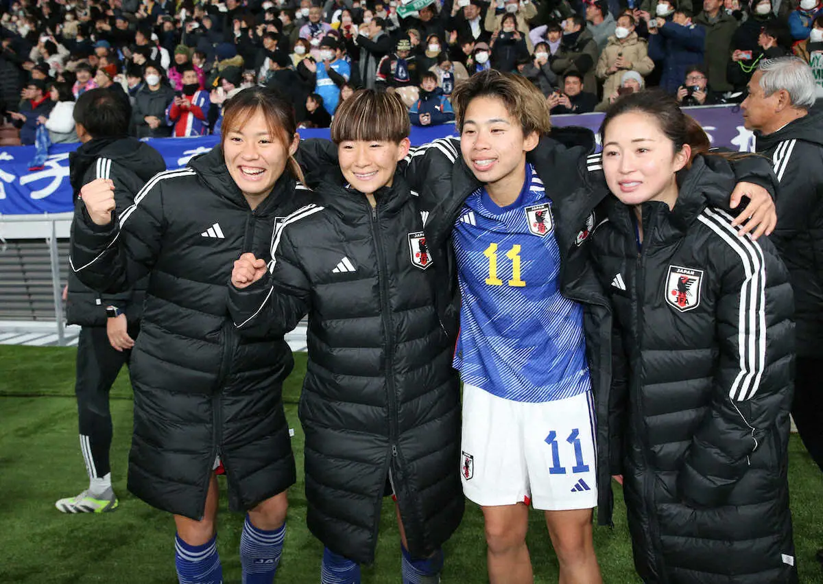 ＜サッカー女子　日本・北朝鮮＞笑顔の（左から）石川、藤野、田中美、清水（撮影・西海健太郎）