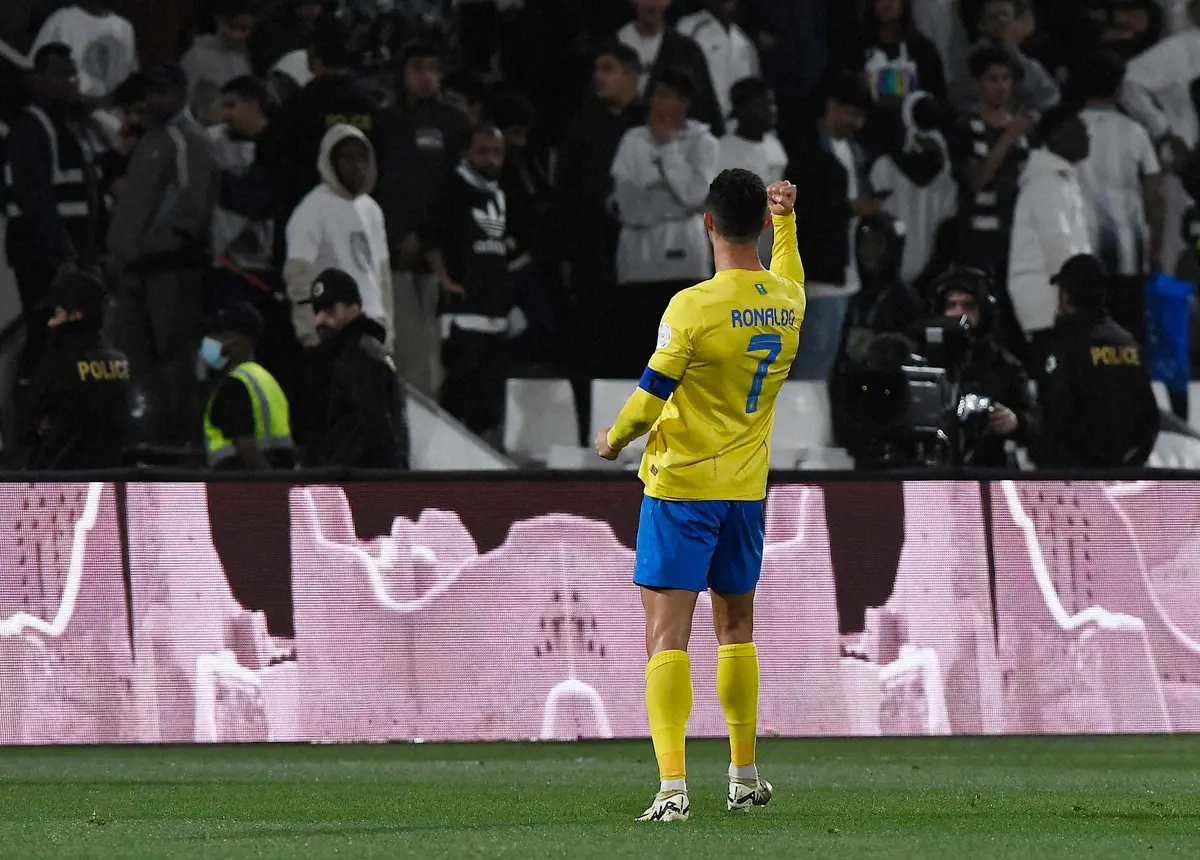 2月25日のアルシャバブ戦、アルナスルのC・ロナウドは観客席からの“メッシコール”に対し卑猥なジェスチャーで応戦。後日サウジアラビアサッカー連盟から1試合の出場停止と罰金処分を受けてしまった（ロイター）