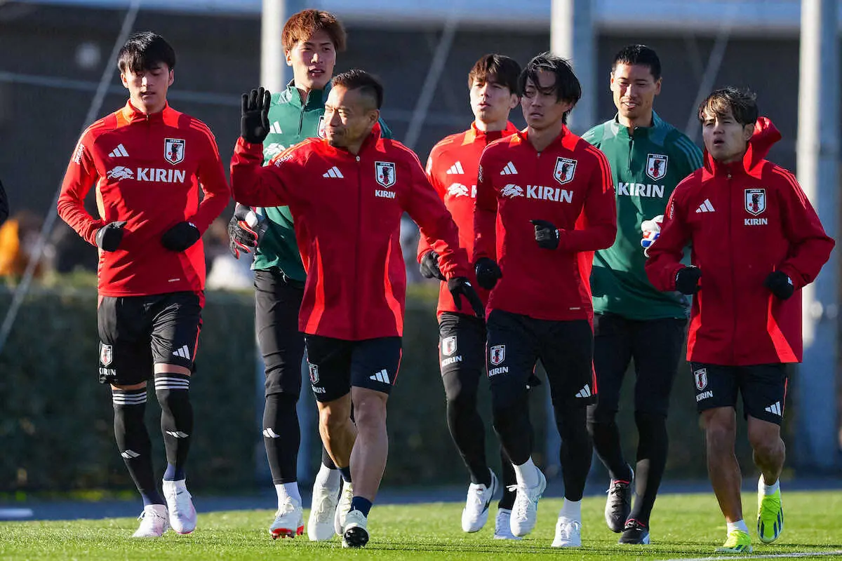 ランニングするサッカー日本代表の（左から）川村、大迫、長友、田中、毎熊、前川、久保（撮影・会津　智海）