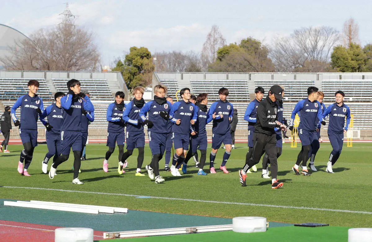 ＜サッカーU－23日本代表練習＞ジョギングで体を温めるイレブン（撮影・中辻　颯太）