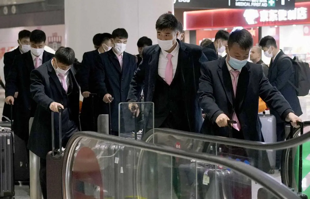 北京の空港に到着した北朝鮮代表の選手ら