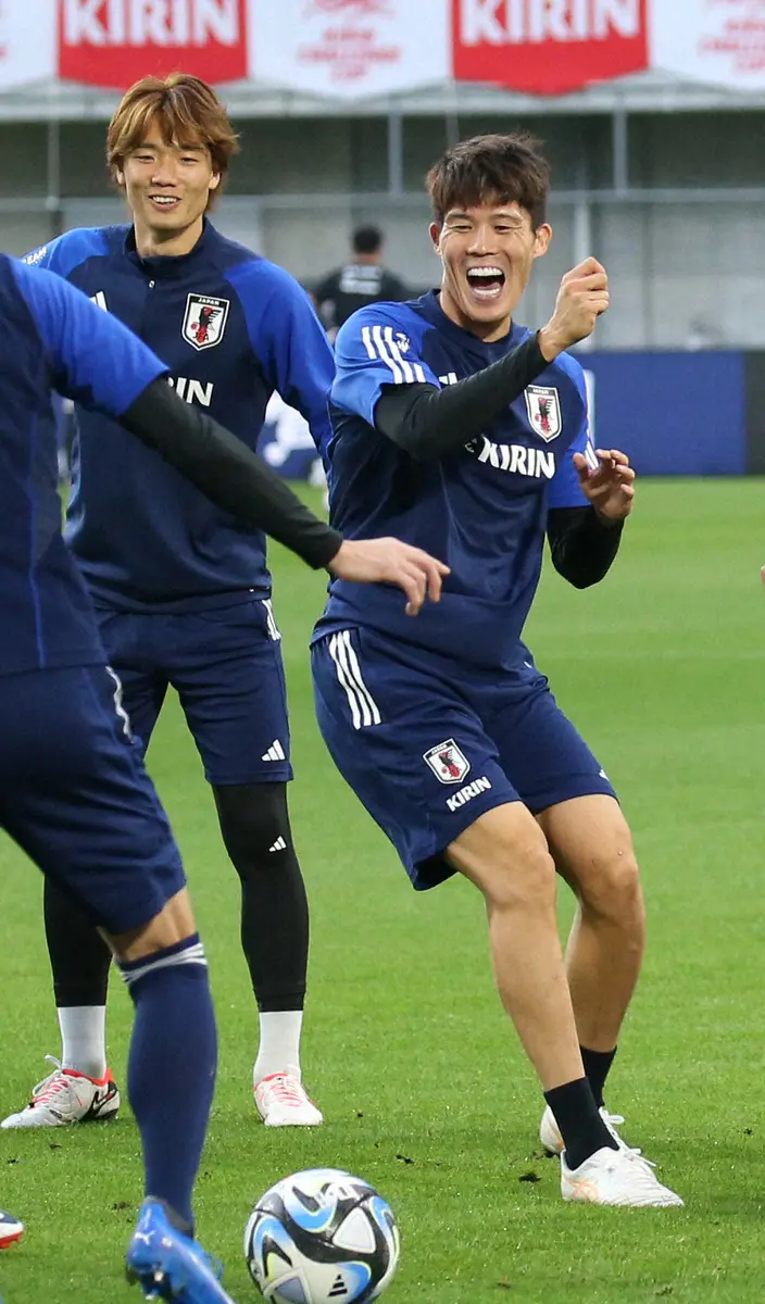 日本代表練習で笑顔のDF冨安（右）とDF板倉