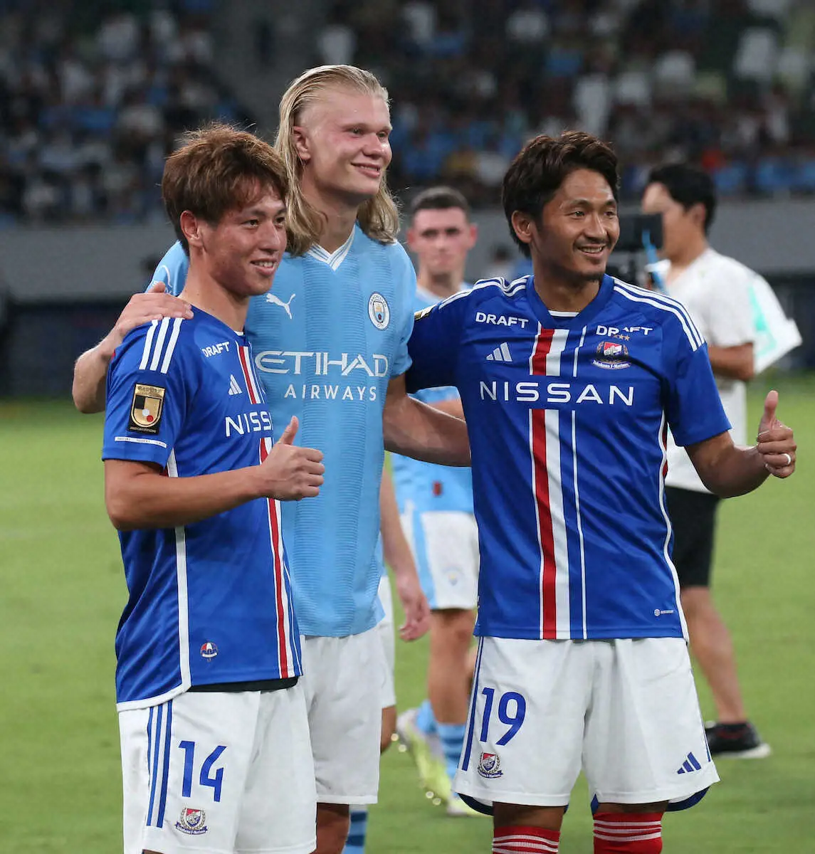 23年、親善試合で対戦、試合後に横浜・植中（左）、実藤（右）とともに写真に納まるマンチェスターCのハーランド