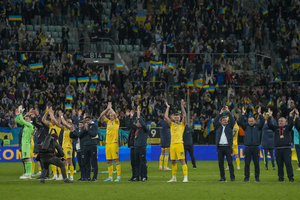 欧州選手権出場権獲得を喜ぶウクライナの選手とチームスタッフ（AP）
