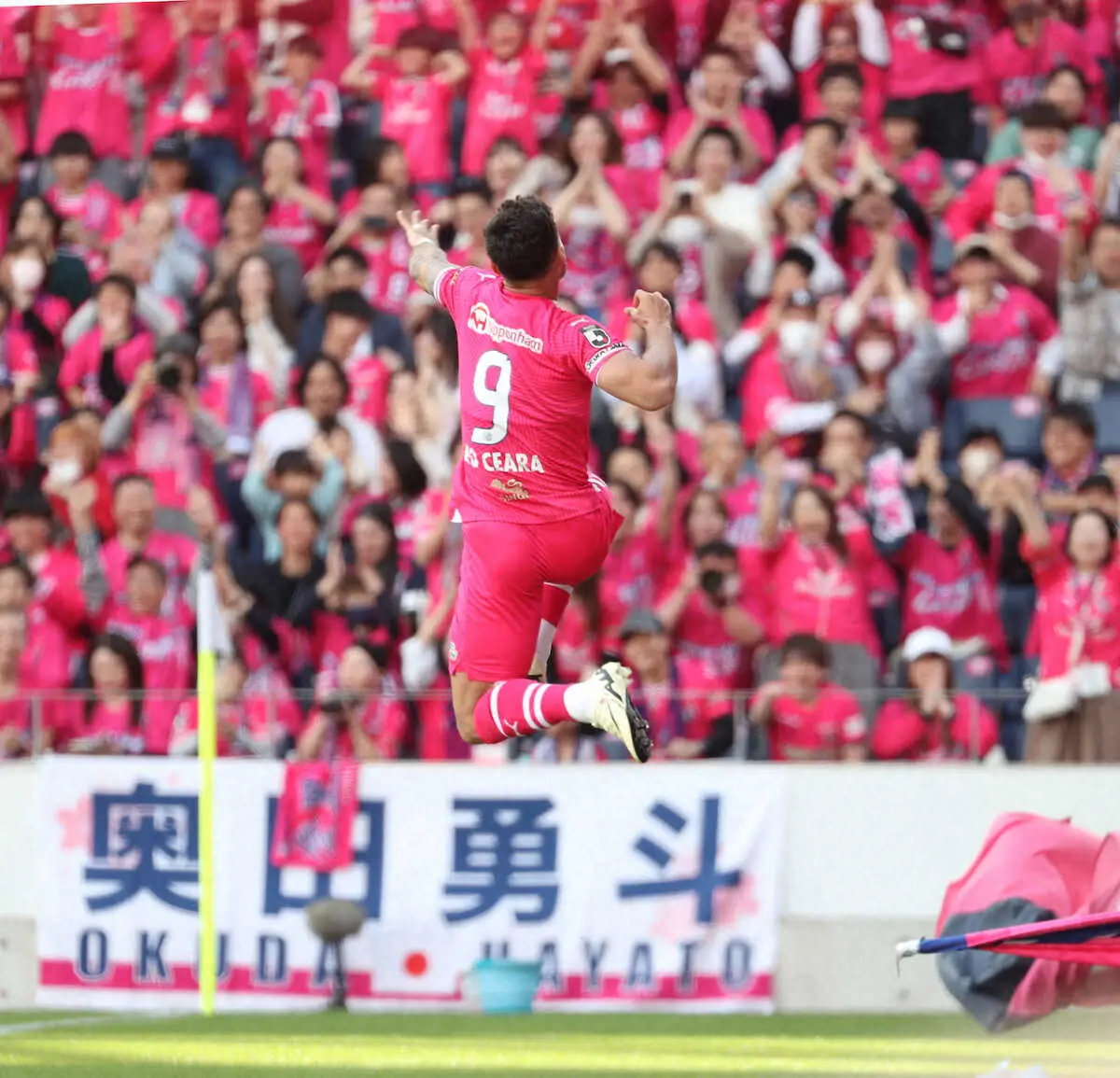 ＜C大阪・川崎F＞後半25分、先制ゴールを決めたC大阪のレオ・セアラは桜色に染まったスタンドに向かって歓喜のジャンプ（撮影・長嶋　久樹）
