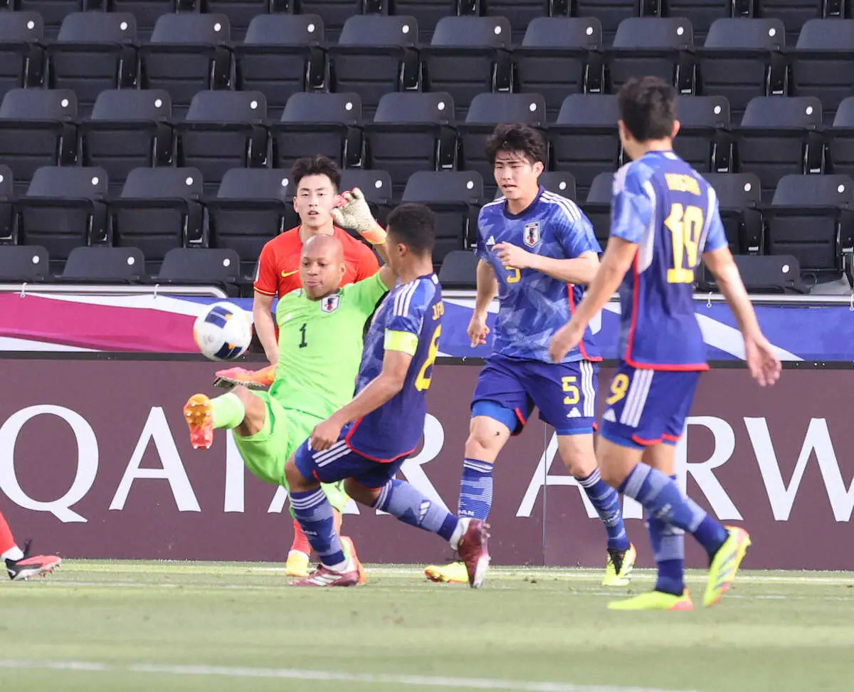 ＜U－23日本代表・U－23中国代表＞前半、ボールを競り合う小久保（左）（撮影・小海途　良幹）