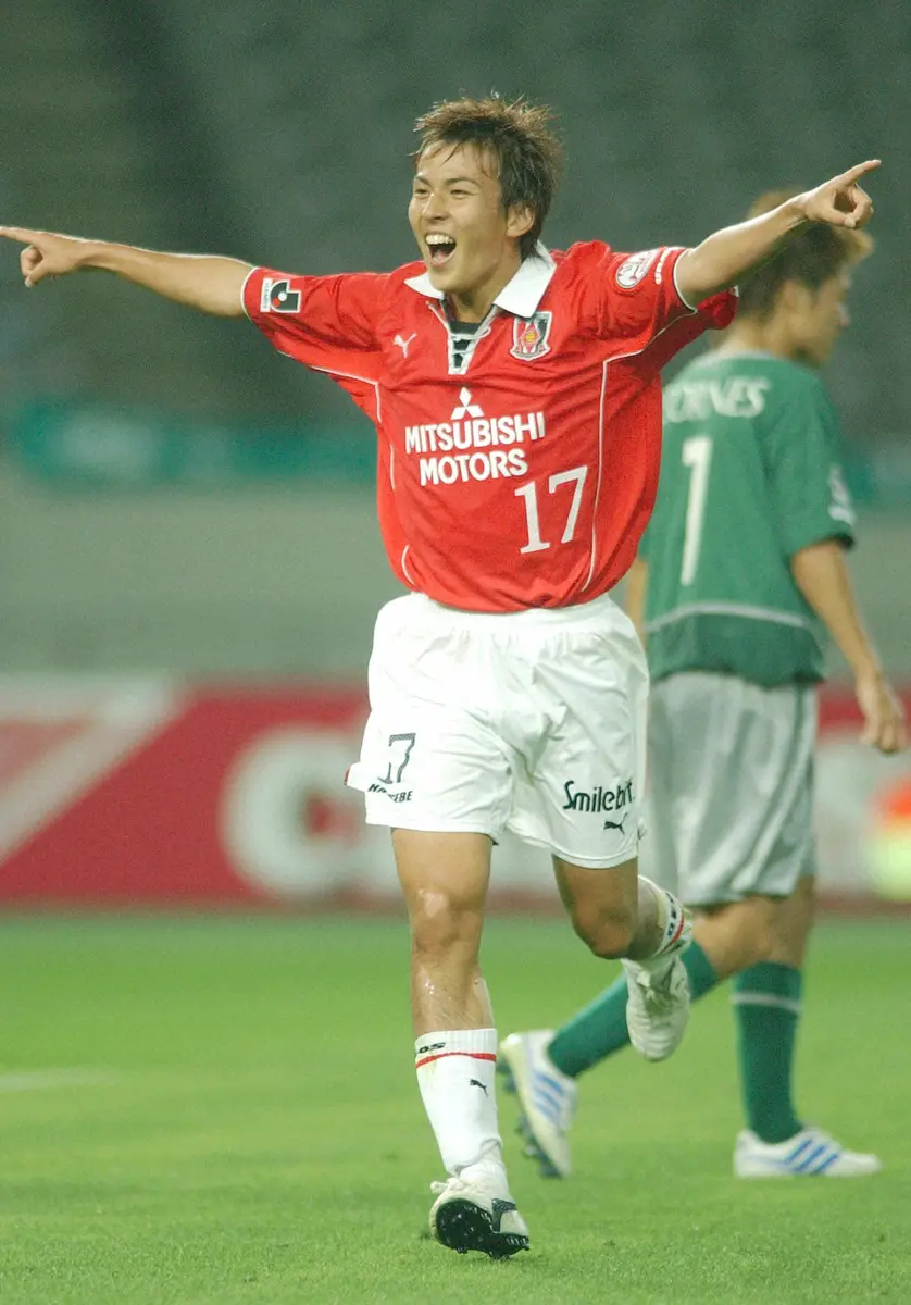 2003年のナビスコ杯で、Ｊリーグ公式戦初ゴールとなる先制点を決め喜ぶ浦和レッズＭＦ長谷部誠
