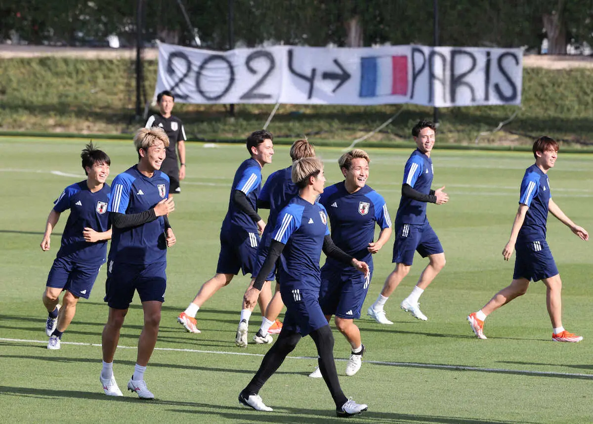 ＜U－23アジア杯前日練習＞笑顔で練習する（左から）川崎、関根、佐藤、藤尾、松木、内野貴、山本（撮影・小海途　良幹）