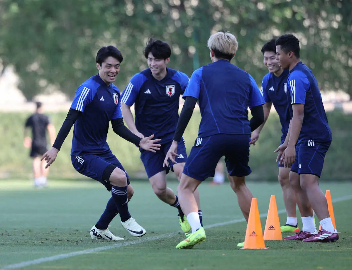 ＜U－23日本代表練習＞笑顔で練習する山田楓（左端）（撮影・小海途　良幹）