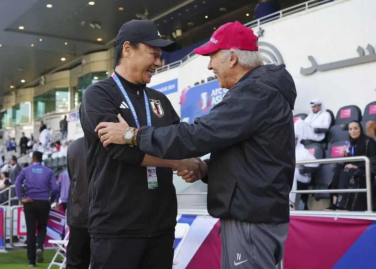 ＜U－23日本代表・U－23カタール代表＞試合開始前、カタールのバレ監督（右）と握手を交わす大岩監督