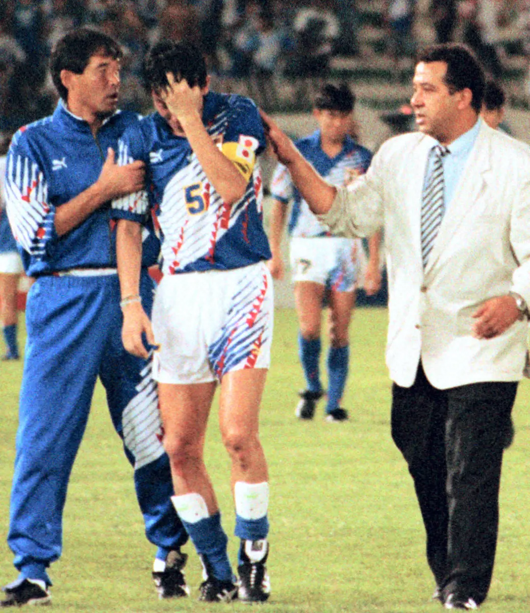 93年アジア最終予選でＷ杯出場を逃し、落胆する日本代表の柱谷哲二（右はオフト監督）。日本ではこの出来事が「ドーハの悲劇」として報じられた