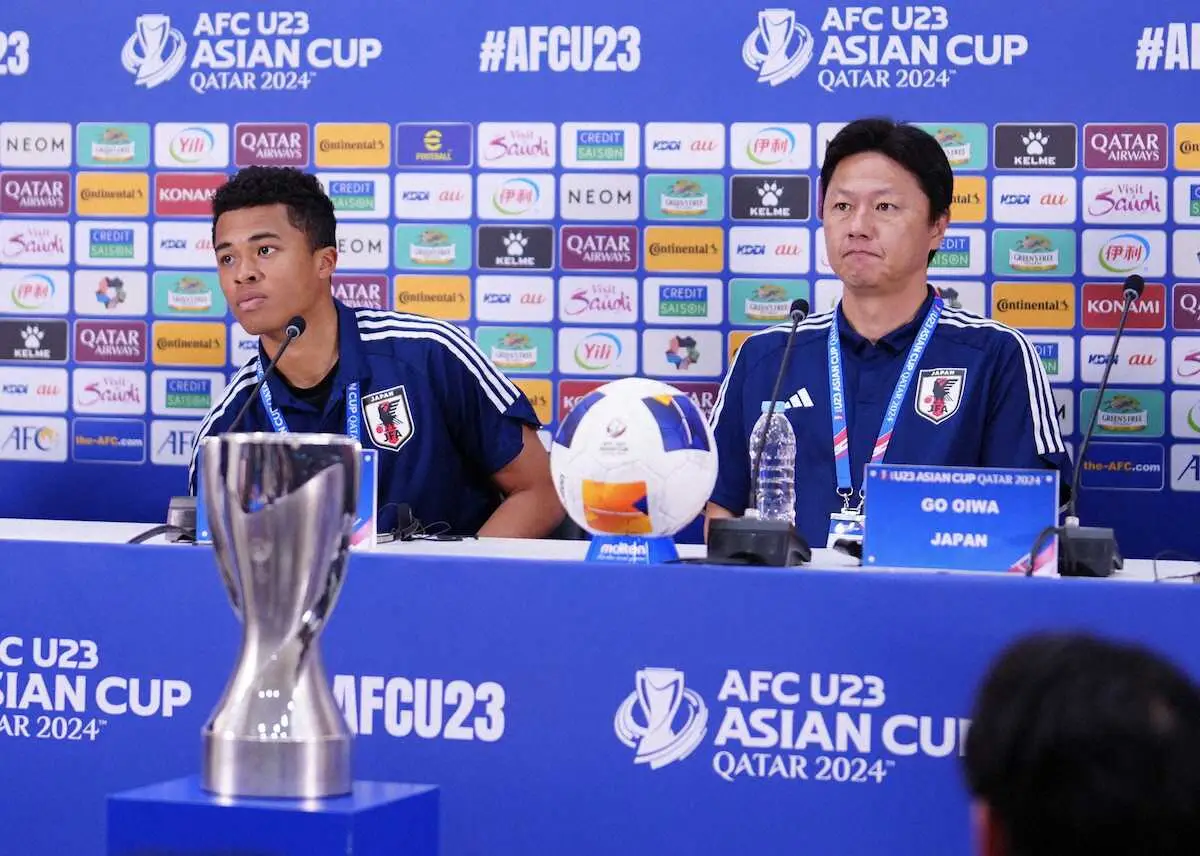 ＜U－23アジア杯前日会見＞会見に臨むU－23日本代表・大岩監督（右）と藤田（撮影・小海途　良幹）