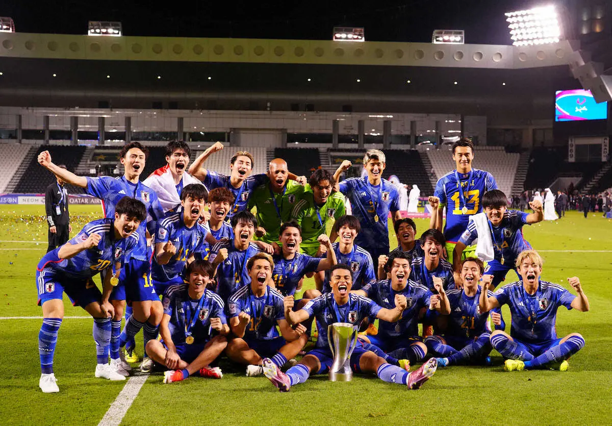 ＜U－23日本代表・U－23ウズベキスタン代表＞優勝を喜ぶ日本イレブン（撮影・小海途　良幹）