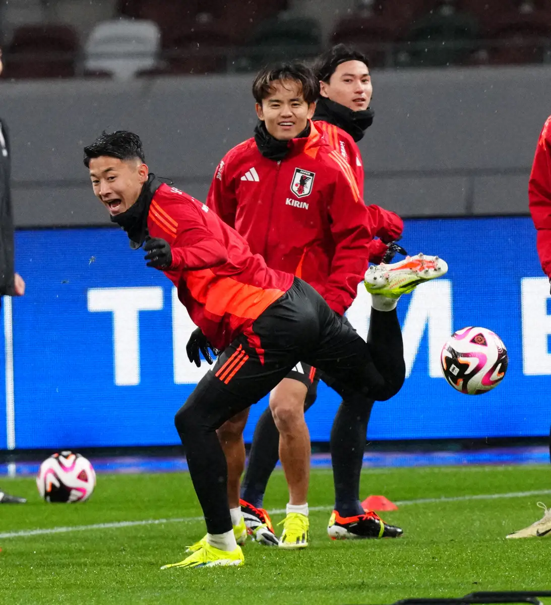 3月のサッカー日本代表練習で汗を流す菅原（手前）と久保（中央）