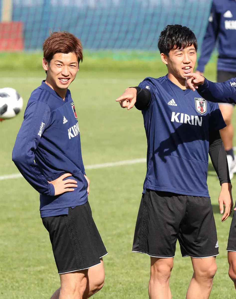 日本代表練習で笑顔の大迫（左）と遠藤（18年6月撮影）