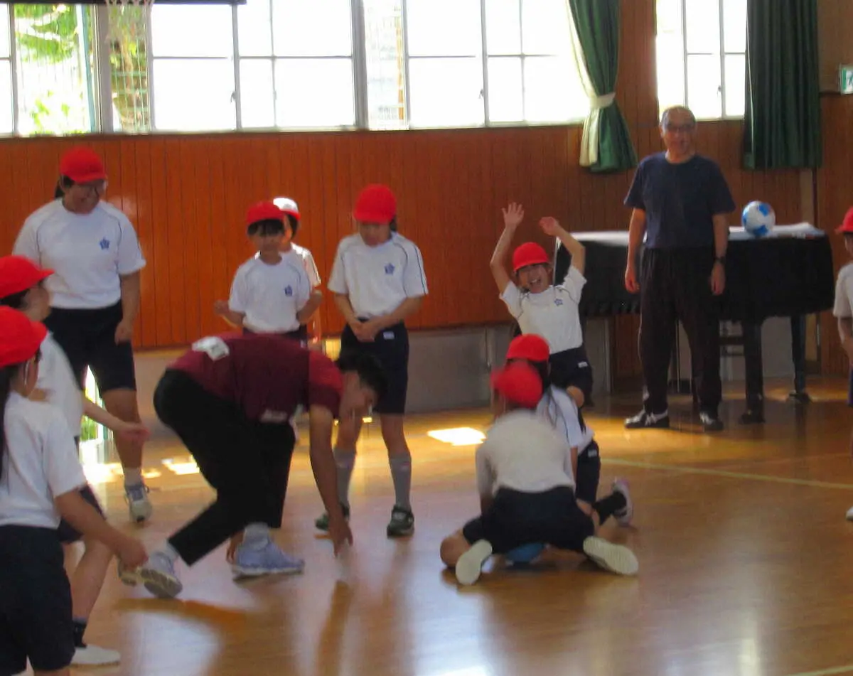 子どもたちとドッジボールのレクレーションを行い、ボールを当てられた神戸DF山川　