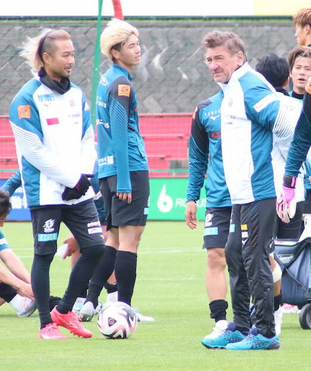 クラブから今季の続投が発表された札幌・ペトロヴィッチ監督(右)