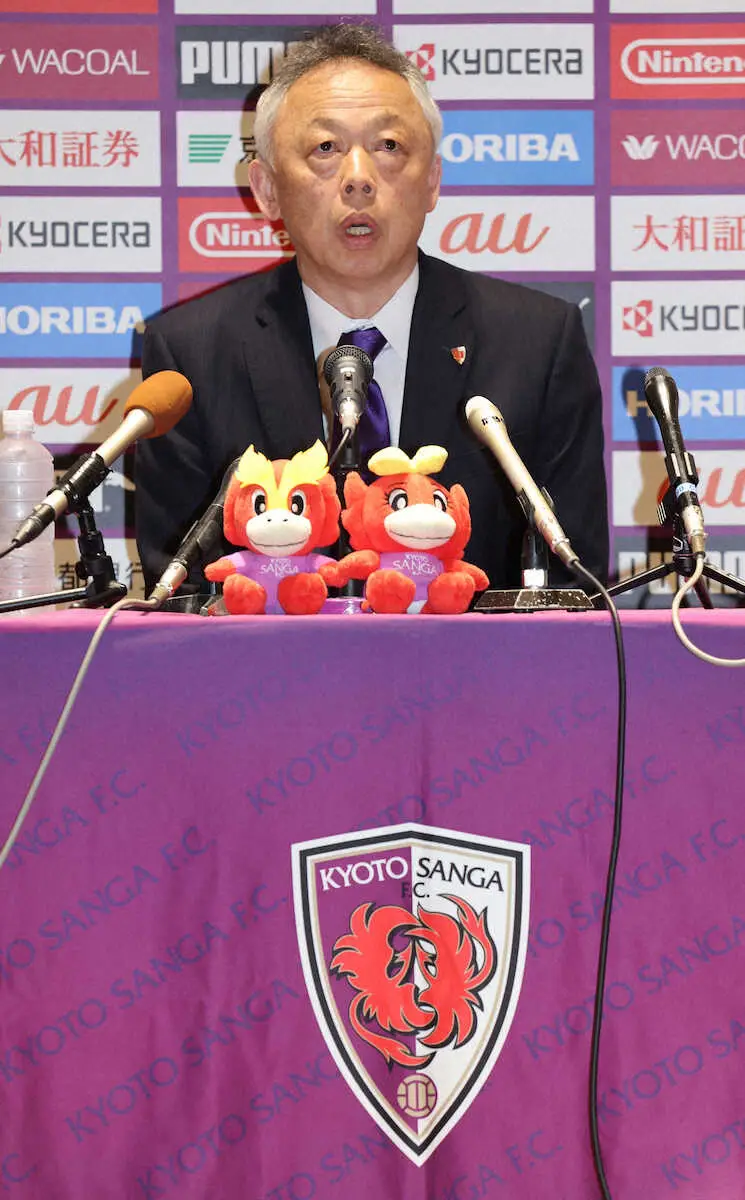 かつて在籍していたC大阪戦の試合前に今後のチーム構想について語った京都・大熊GM（撮影・長嶋　久樹）