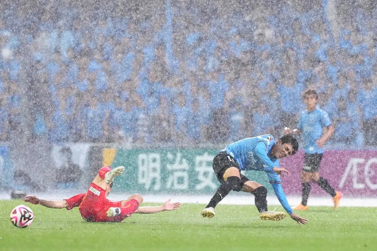 ＜川崎F・名古屋＞試合は激しい雨に見舞われた（撮影・西尾　大助）