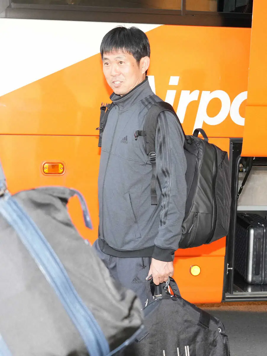 ＜サッカー日本代表帰国＞ミャンマーから帰国してバスに向かう森保監督（撮影・郡司　修）