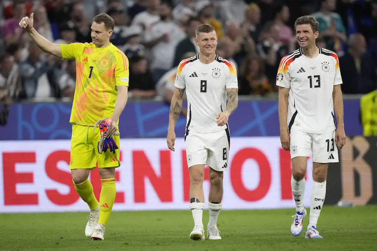 ＜欧州選手権　ドイツ・スコットランド＞試合後、快勝に笑顔のドイツ代表（左から）ノイアー、クロース、ミュラー（AP）