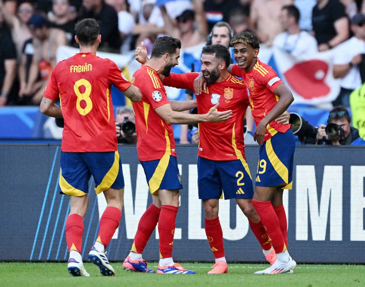 ＜欧州選手権　スペイン・クロアチア＞前半、ゴールを決めたDFカルバハル（右から2人目）を祝福するスペイン代表FWヤマル（右）ら（ロイター）
