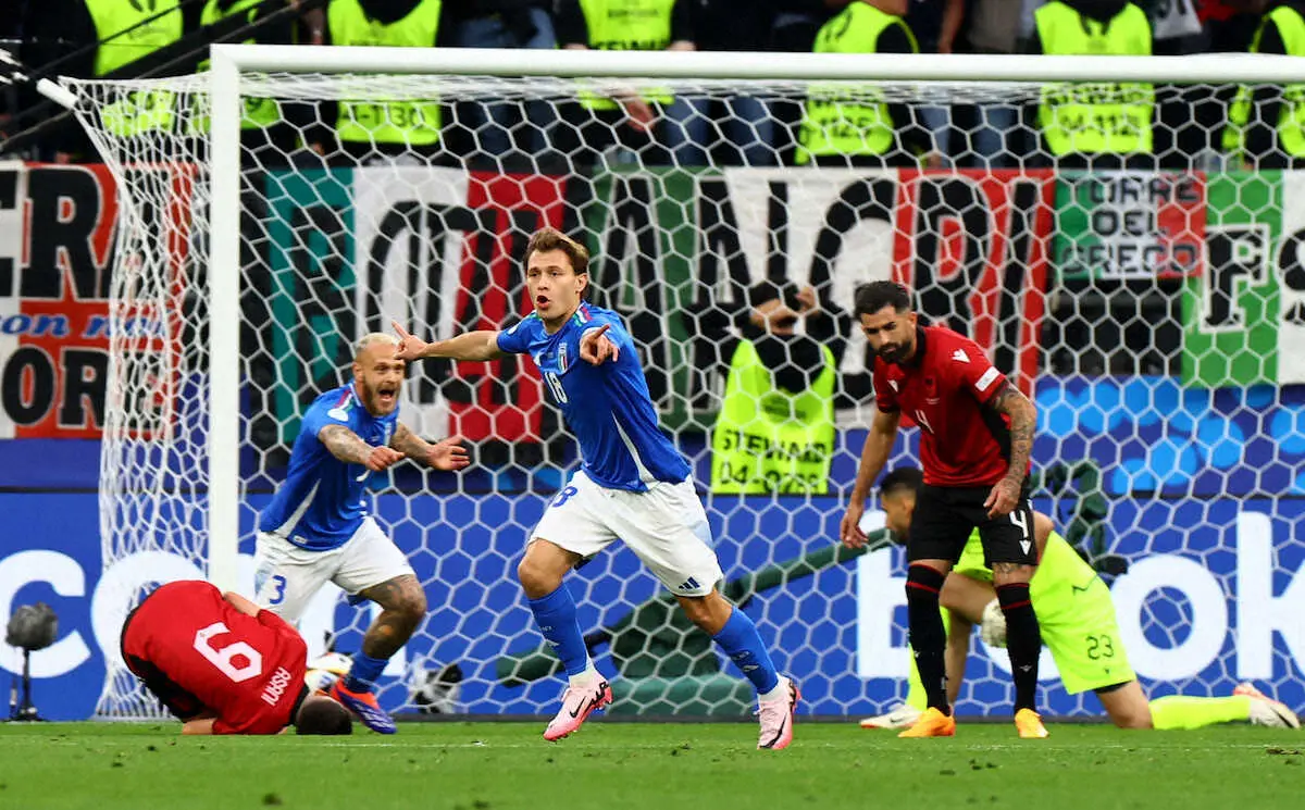 ＜欧州選手権　イタリア・アルバニア＞前半、逆転ゴールを決め喜ぶイタリア代表MFバレッラ（中央）（ロイター）
