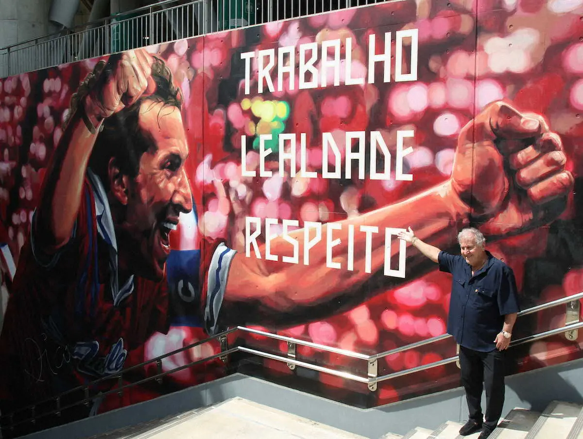 カシマスタジアムに完成した壁画の前で記念撮影するジーコ氏