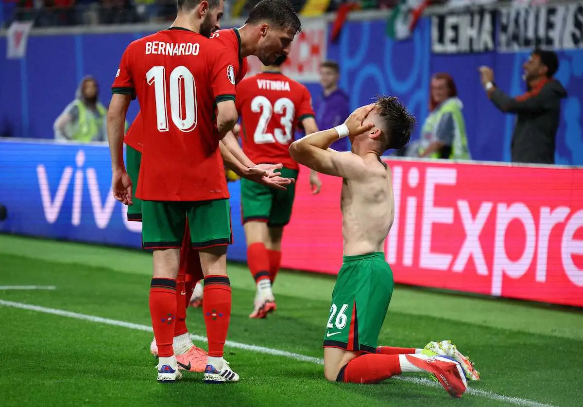 ＜欧州選手権　ポルトガル・チェコ＞後半、逆転ゴールを決め喜ぶポルトガル代表F・コンセイソン（右）（ロイター）
