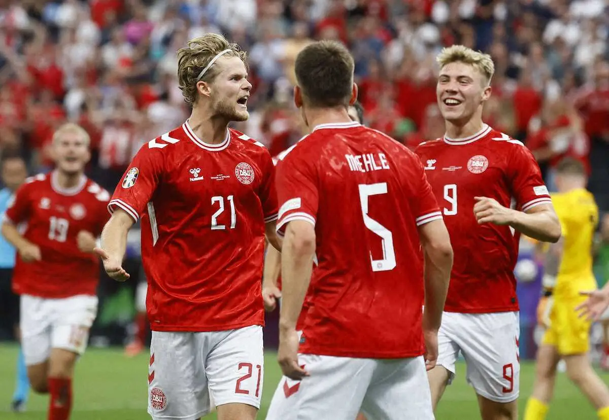 ＜欧州選手権　デンマーク・イングランド＞前半、ゴールを決め喜ぶヒュルマン（左）らデンマーク代表イレブン（ロイター）