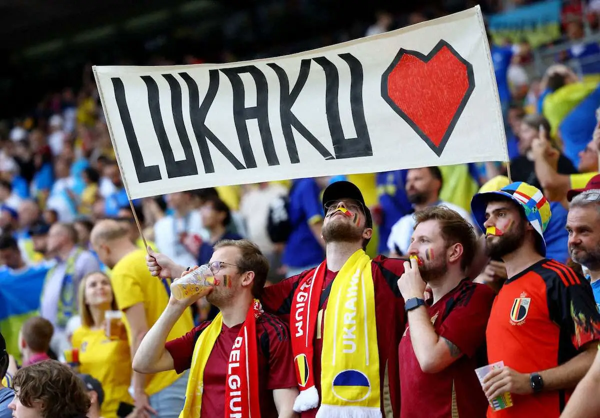 ＜欧州選手権　ウクライナ・ベルギー＞ルカクを応援するベルギーサポーターら（ロイター）