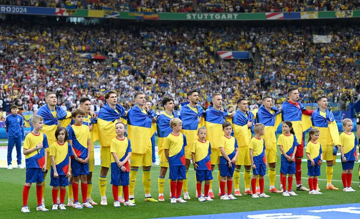 ＜欧州選手権　ウクライナ・ベルギー＞試合前に整列するウクライナ代表イレブンら（ロイター）