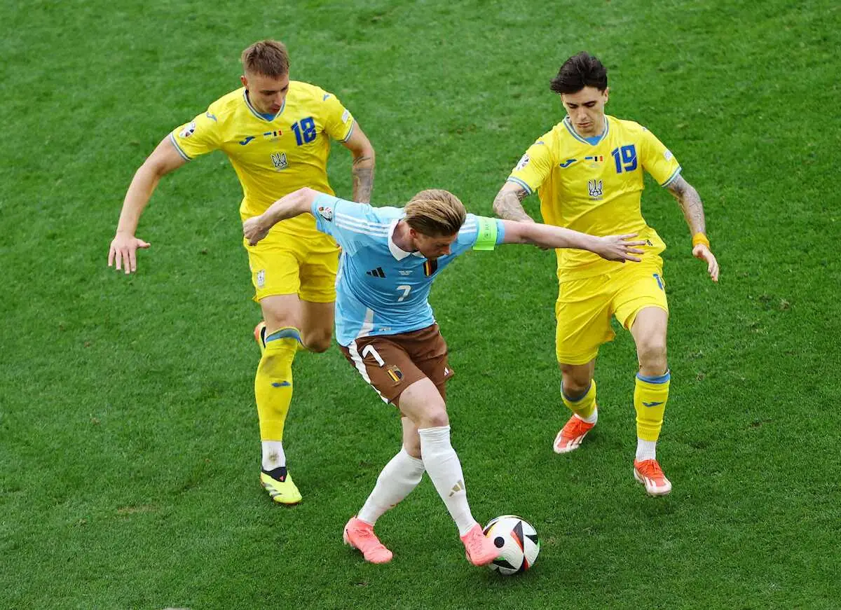＜欧州選手権　ウクライナ・ベルギー＞2人がかりでもボールをキープするベルギー代表MFデブルイネ（中央）（ロイター）