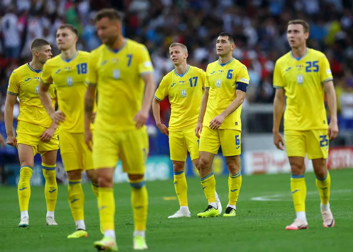 ＜欧州選手権　ウクライナ・ベルギー＞試合後、他会場の結果を気にするウクライナ代表ジンチェンコ（中央・17番）ら（ロイター）