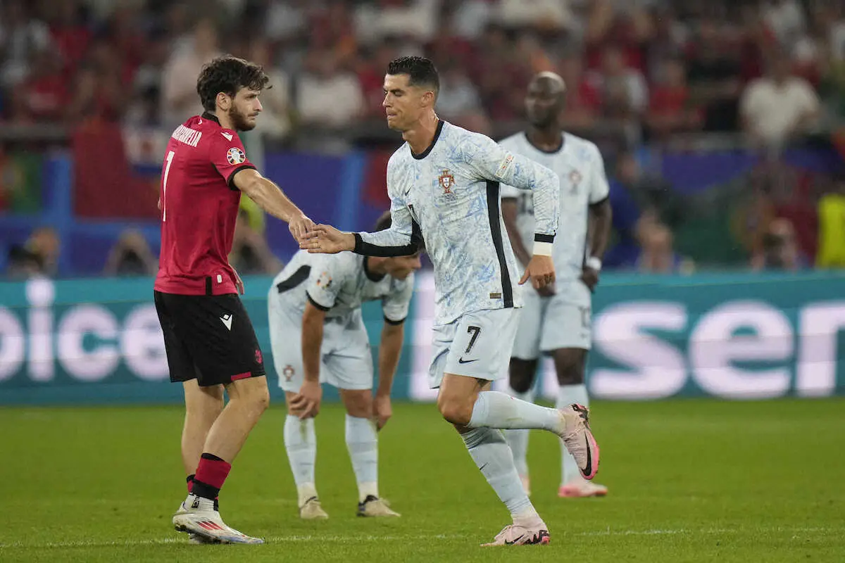 危機一髪！ポルトガル代表C・ロナウドにファンが飛びかかる　欧州選手権ジョージア戦後