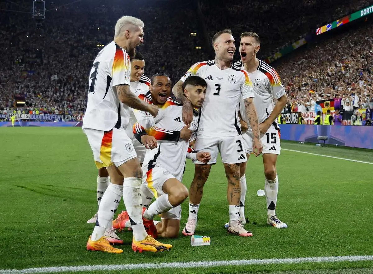＜欧州選手権　ドイツ・デンマーク＞後半、先制ゴールが決まり喜ぶドイツ代表イレブン（ロイター）