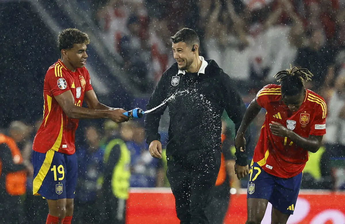 ＜欧州選手権　スペイン・ジョージア＞試合後、ウィリアムス（右）に水をかけてじゃれ合うスペイン代表ヤマル（左）（ロイター）