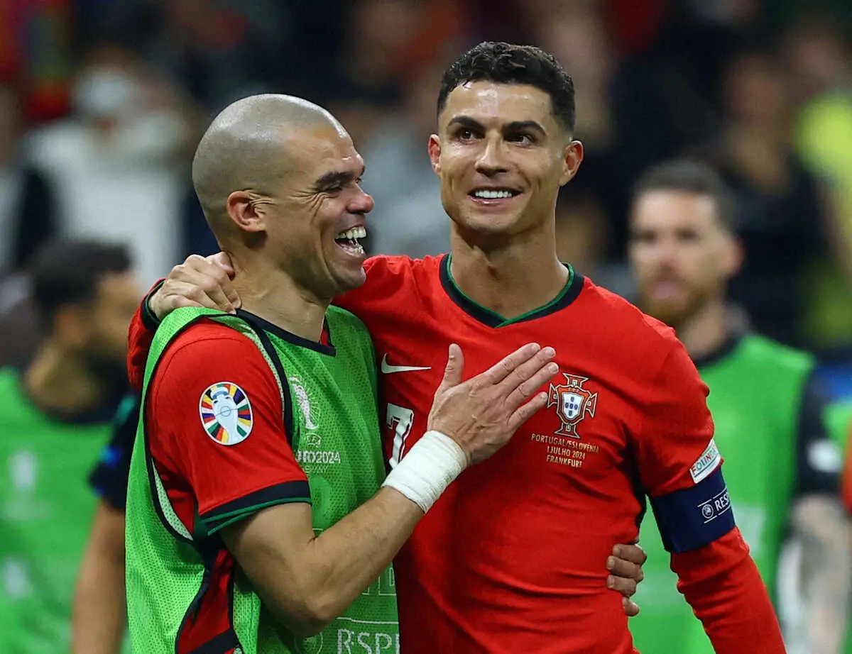 ＜欧州選手権　ポルトガル・スロベニア＞PK戦の末に勝利し、笑顔のポルトガル代表C・ロナウド（右）とペペ（ロイター）
