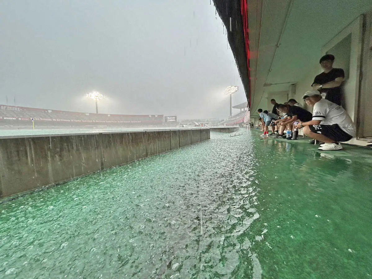 浦和　荒天のため試合開始30分遅れる　19時3分に変更　“聖地”浦和駒場での湘南戦