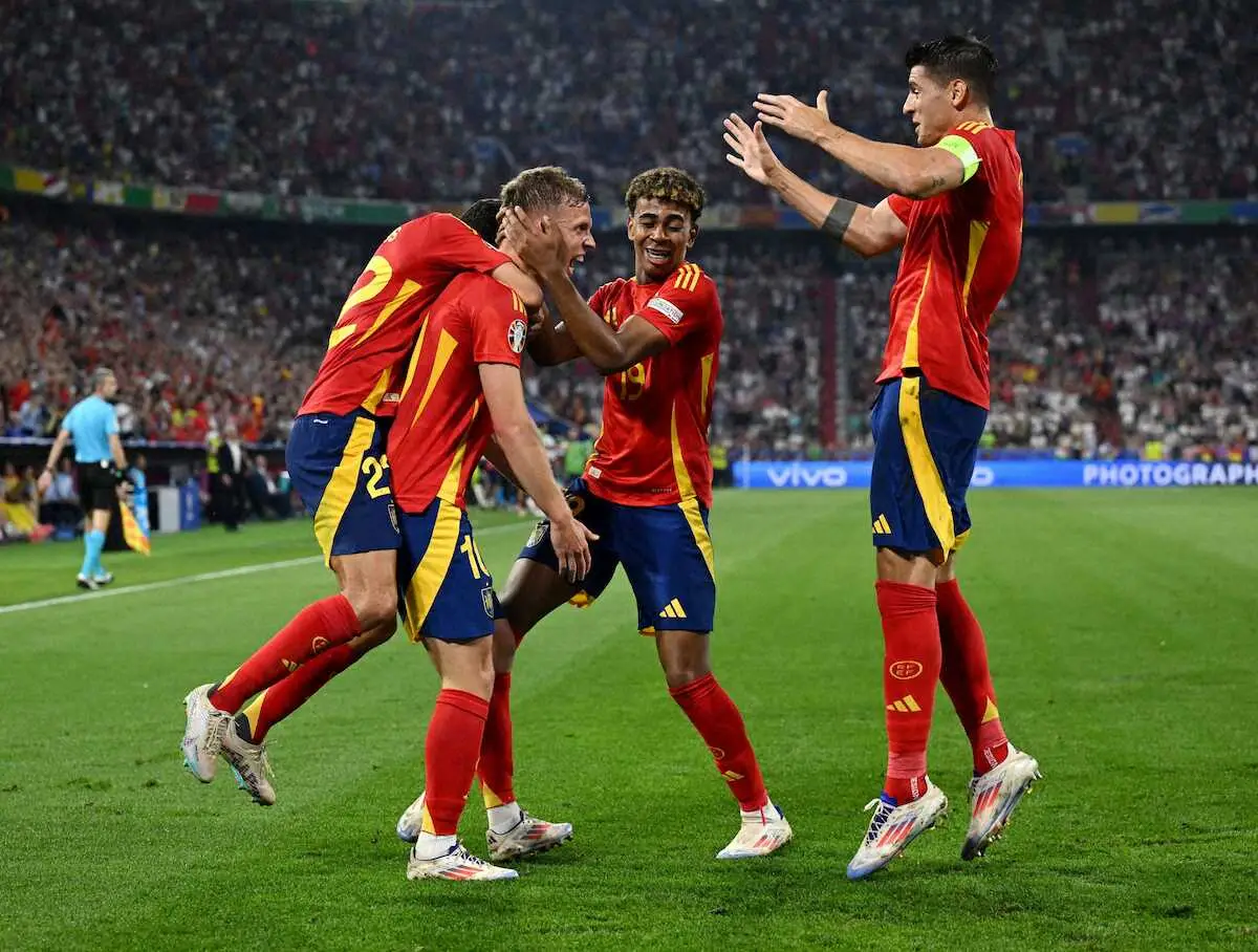 ＜欧州選手権　スペイン・フランス＞前半、ゴールを決めたオルモ（左から2人目）を祝福するスペイン代表ヤマル（右から2人目）ら（ロイター）
